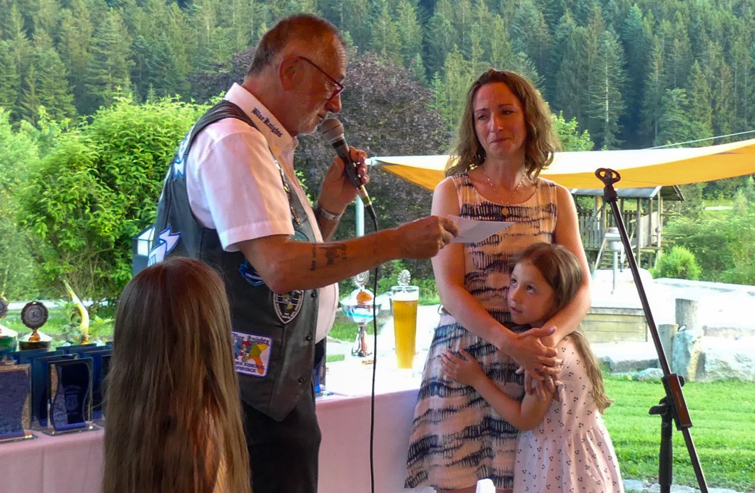 Motorradclub hilft kranker Frieda mit Spende