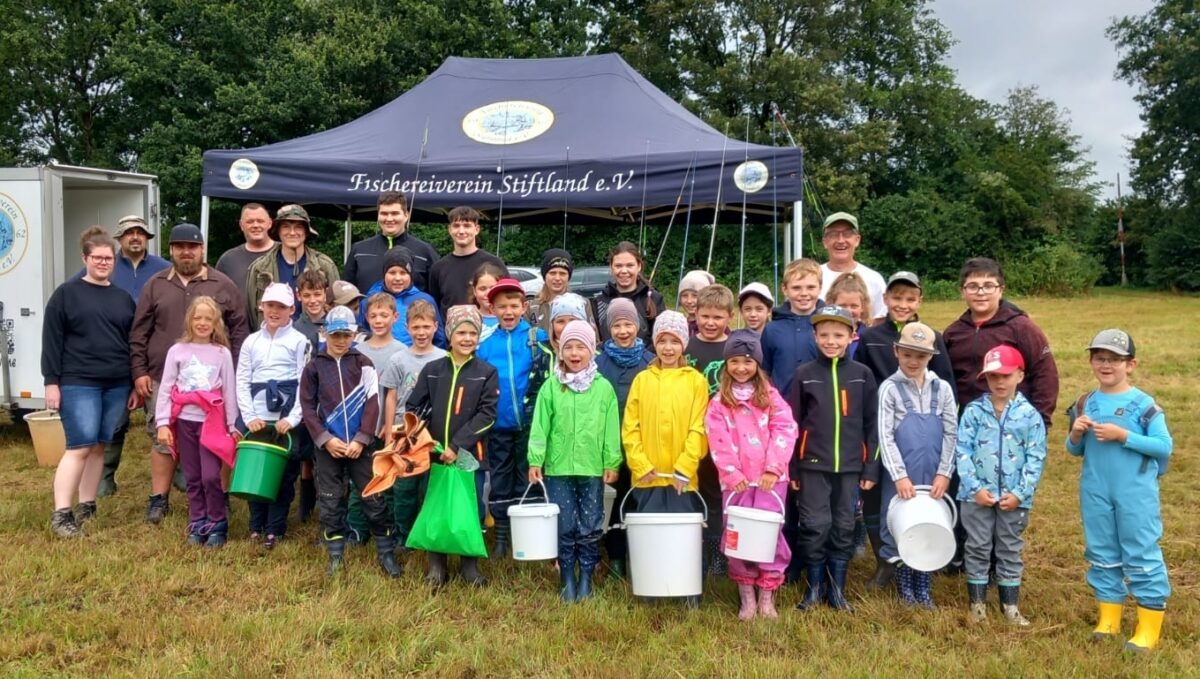 Junge Angler erleben Natur beim Fischereiverein Sommerfest