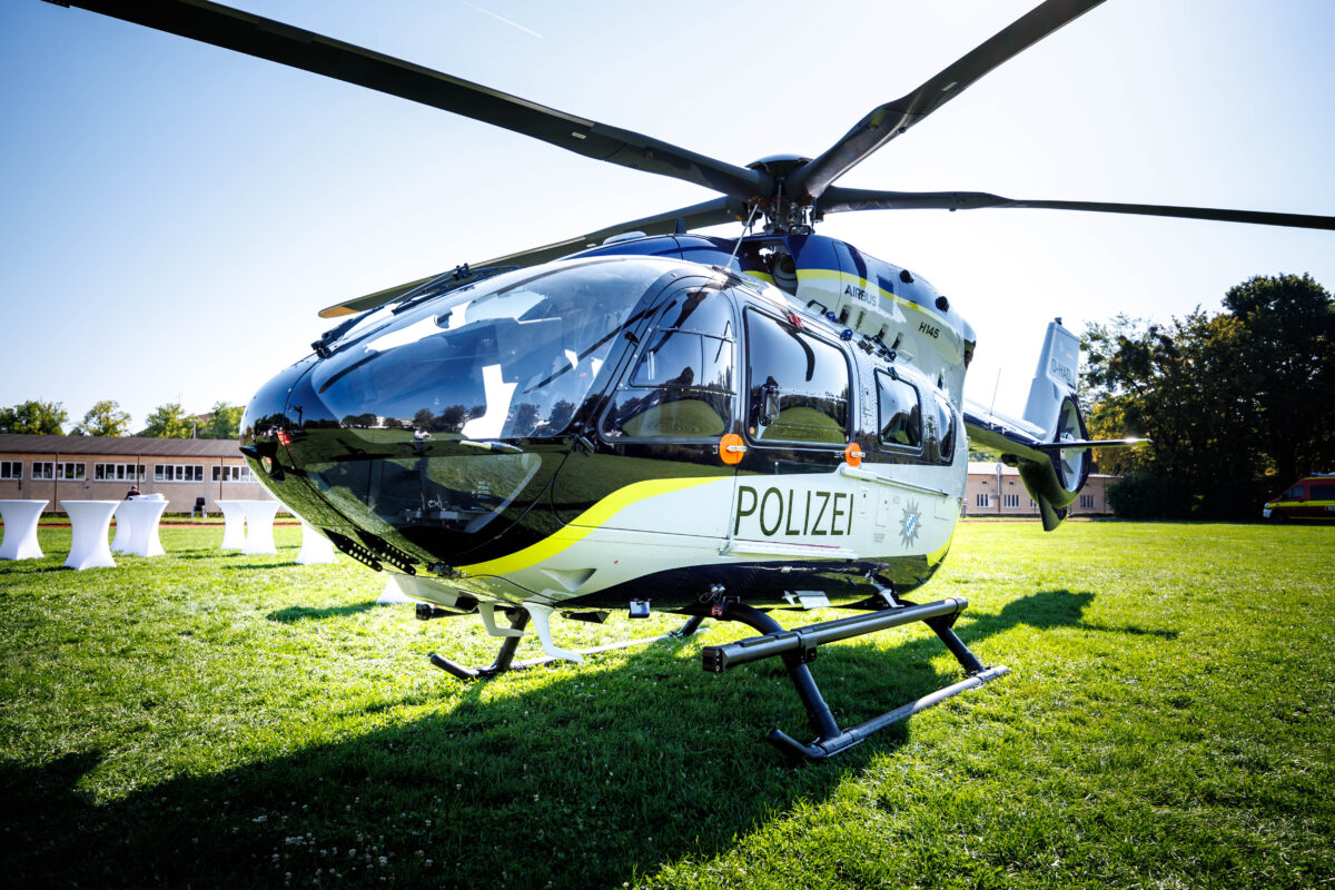 Bewohner wird von Einbrechern im Wohnhaus überrascht – Fahndung per Hubschrauber