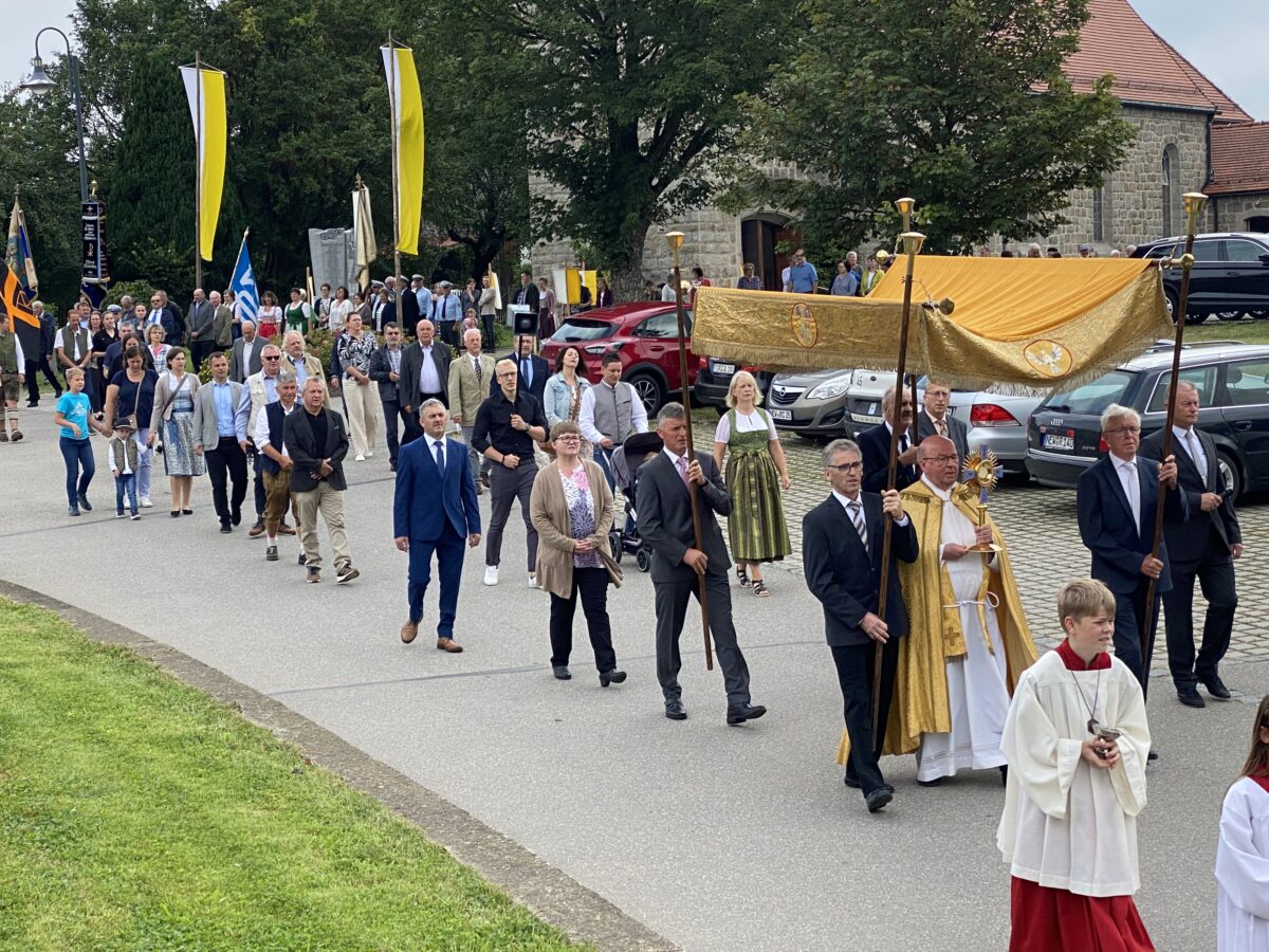 Kirchenschiff wurde zu klein für die vielen Gläubigen