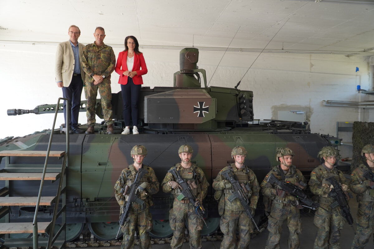 CSU-Abgeordnete besuchen Panzergrenadierbataillon in Oberviechtach