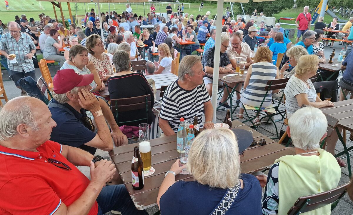 Nostalgiespiel und Rockmusik bei DJK Weiden begeistern