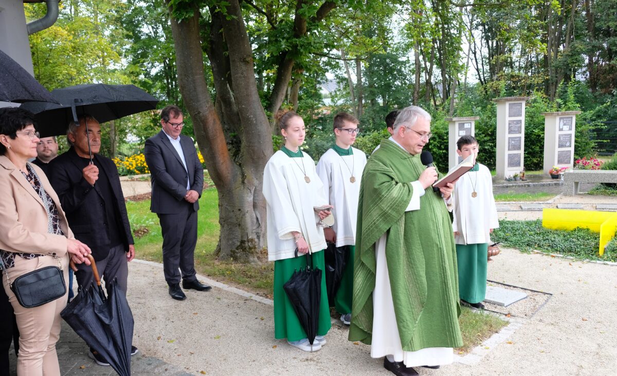 Oberbibrach feiert neues „Auge Gottes“ Urnenfeld