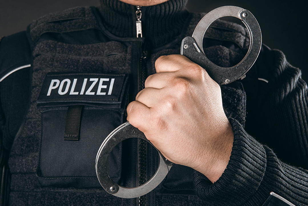 Unbekannter überfährt Verkehrsinsel bei Ponholz in Maxhütte-Haidhof und flüchtet