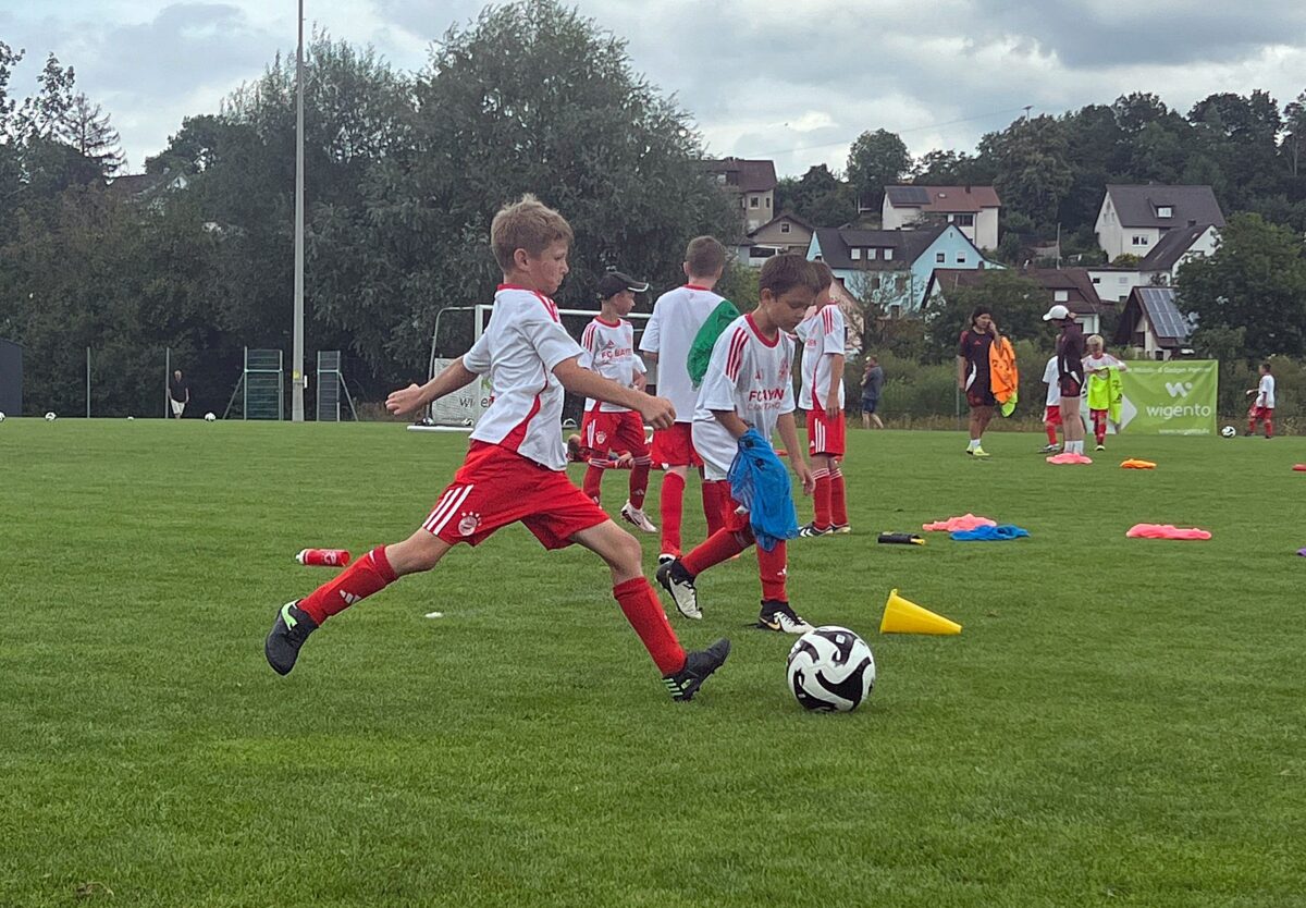 70 Kids beim FC Bayern Campus Training in Rieden