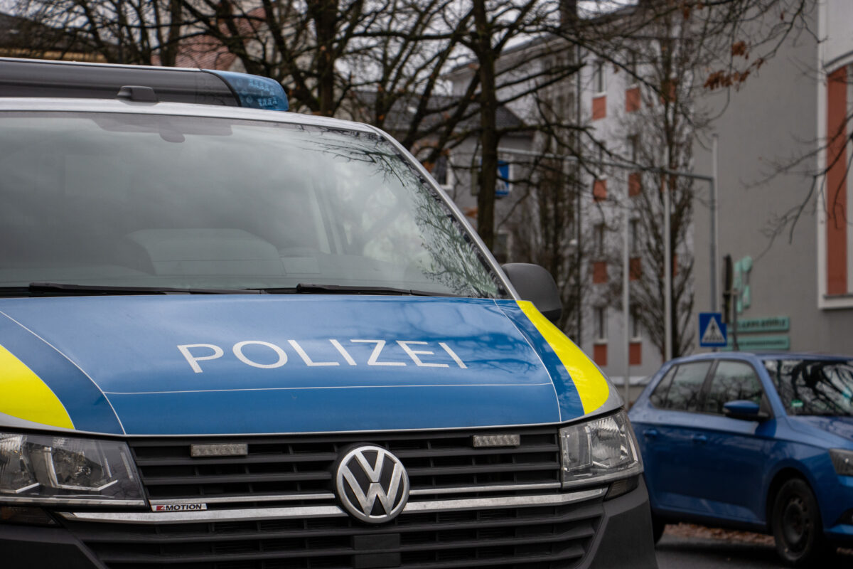 SUV erfasst Fußgängerin in Sulzbach-Rosenberg – Fahrer flüchtet