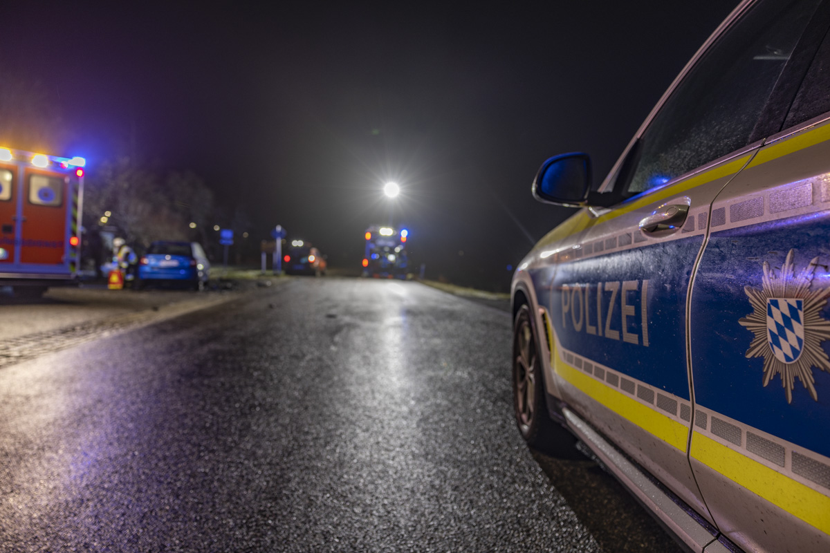 Auto kracht in Maishäcksler und Unfallflucht nach Crash in Schwarzhofen – Zeugen gesucht