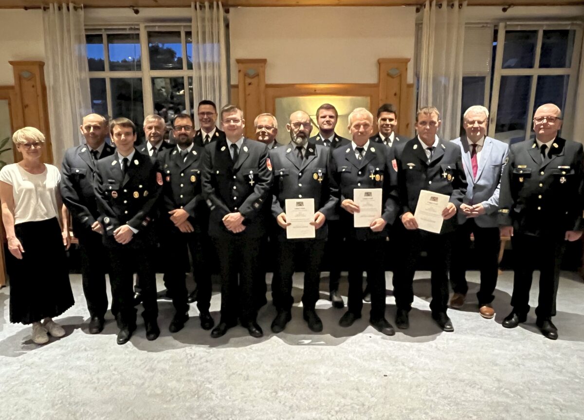 Ehre für treue Feuerwehrmitglieder in Ensdorf