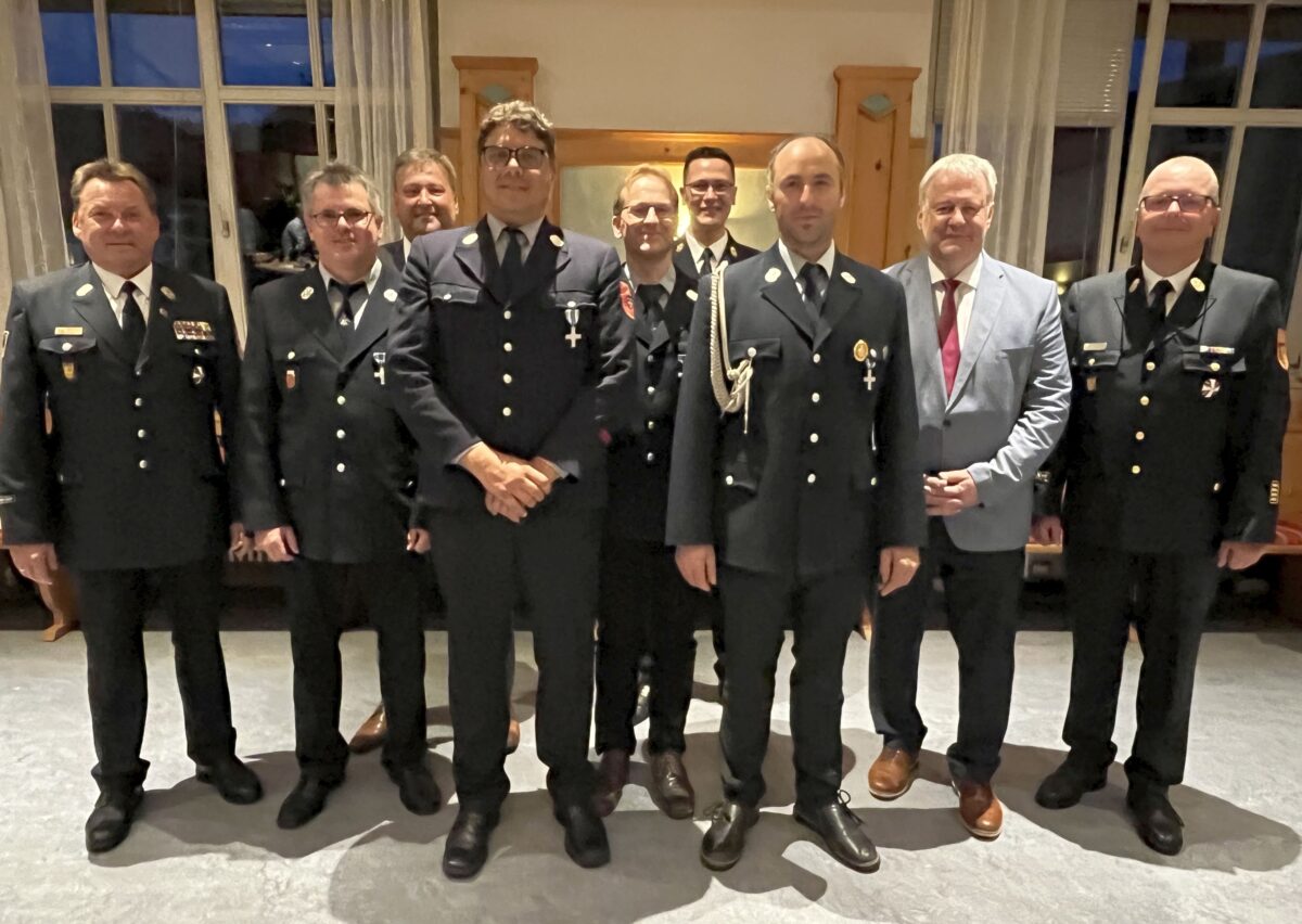 Ehrenkreuze für langjährige Feuerwehrmitglieder in Wolfsfeld
