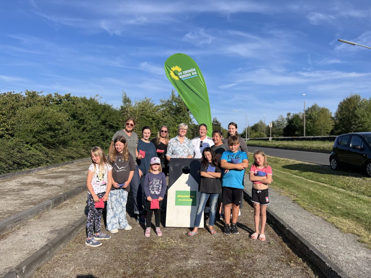 Tina Winklmann spielt Cornhole in Pechbrunn