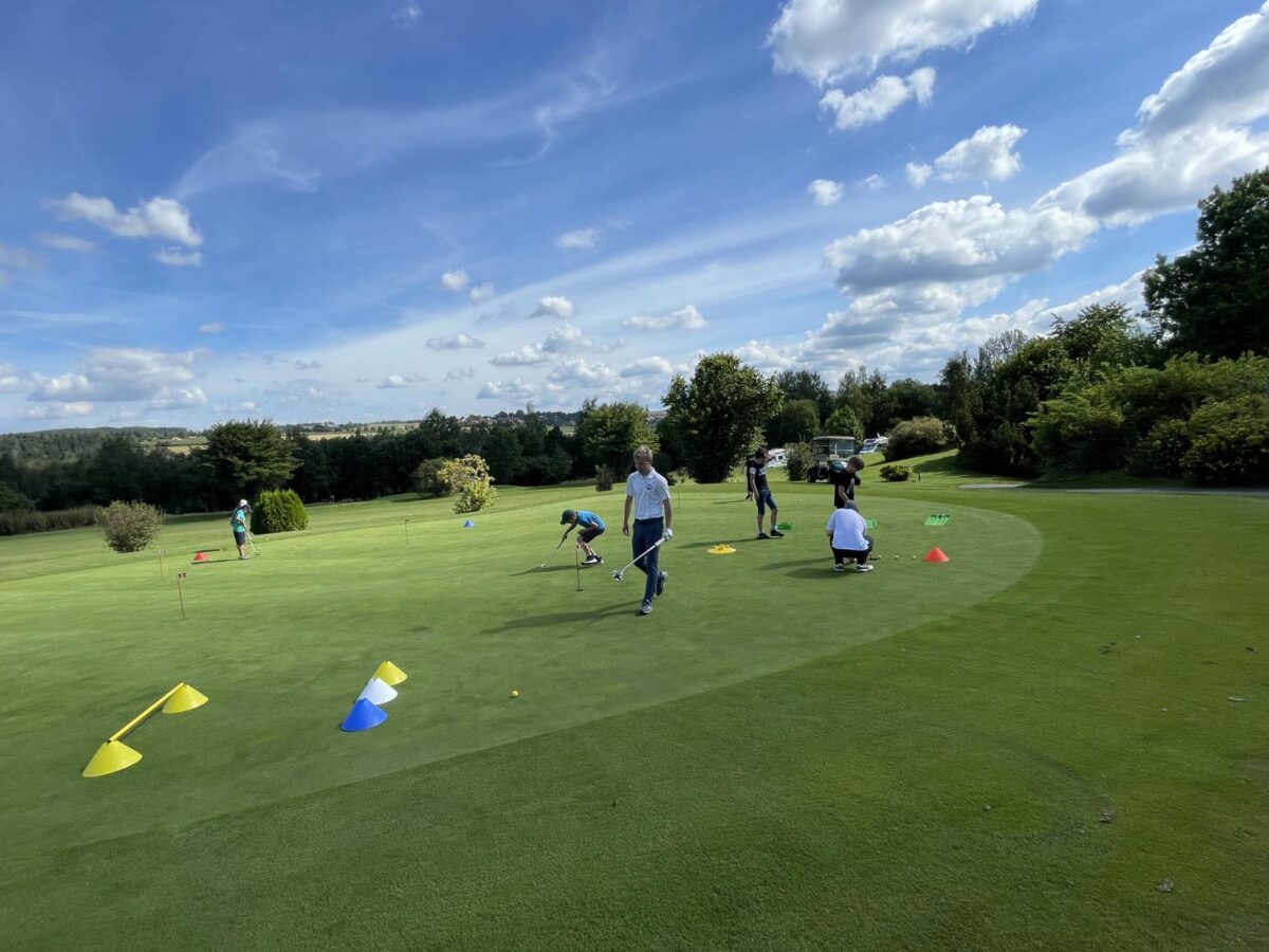 Kinder entdecken Golfspaß im Club Stiftland
