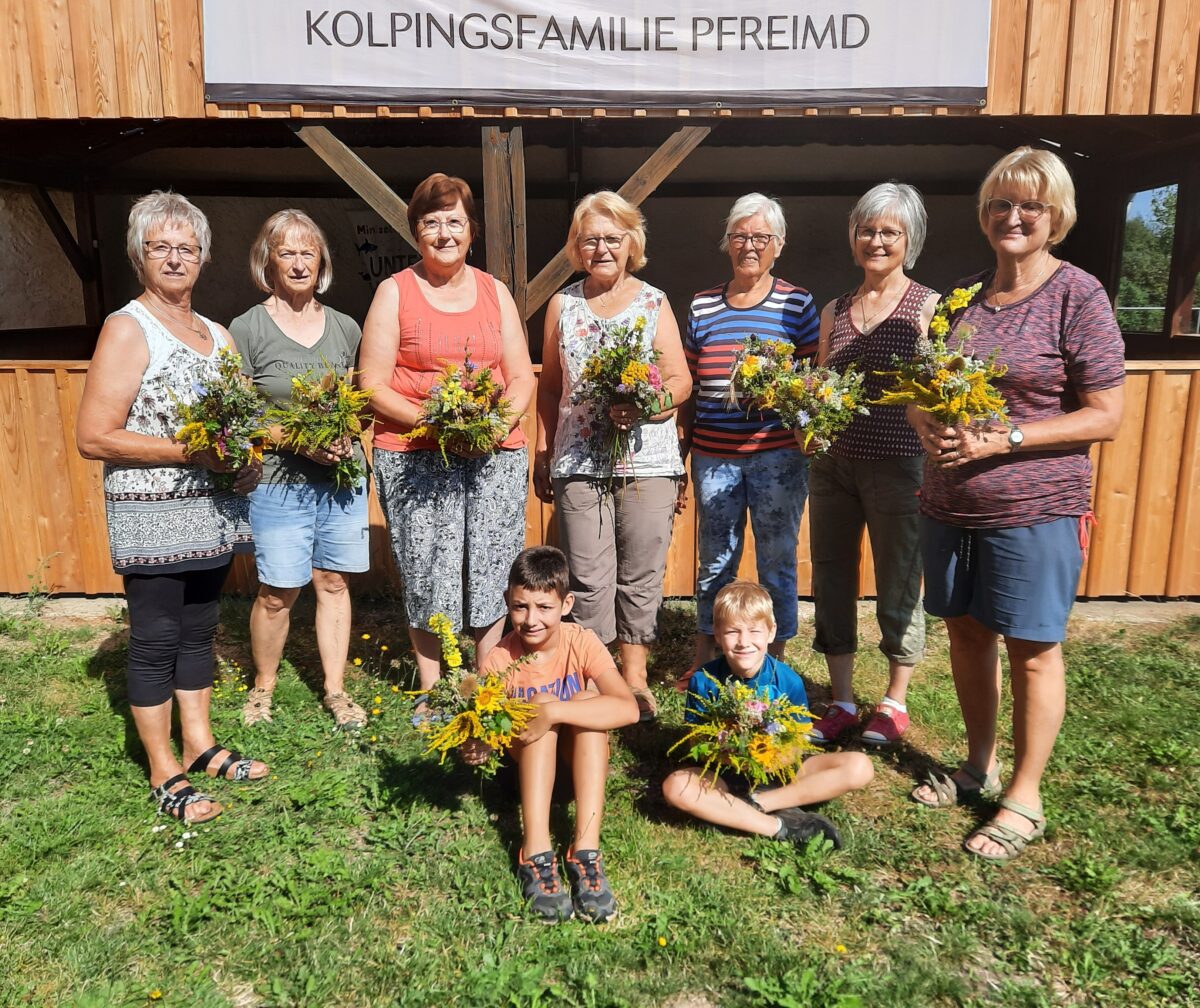 Tradition lebt: Pfreimd bindet Kräuterbuschen für guten Zweck