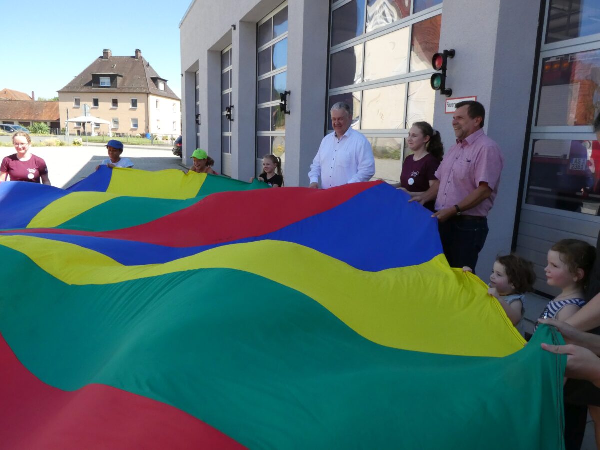 Spielebus Maxl erfreut Kinder im Amberg-Sulzbacher Land