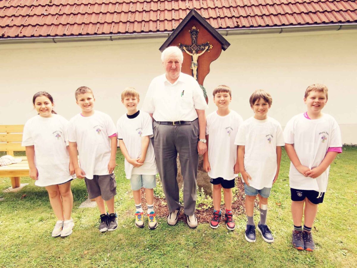 Eslarn begrüßt sieben neue Ministranten