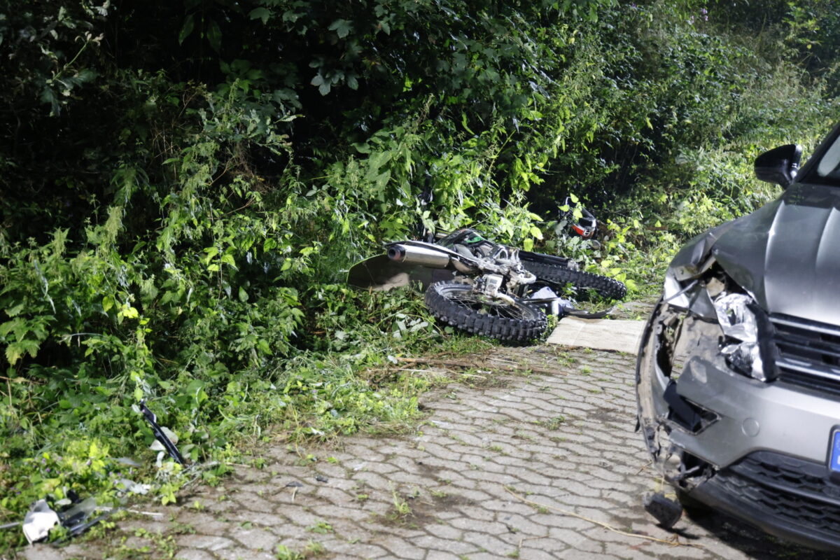 Motorradfahrer (19) prallt gegen Auto