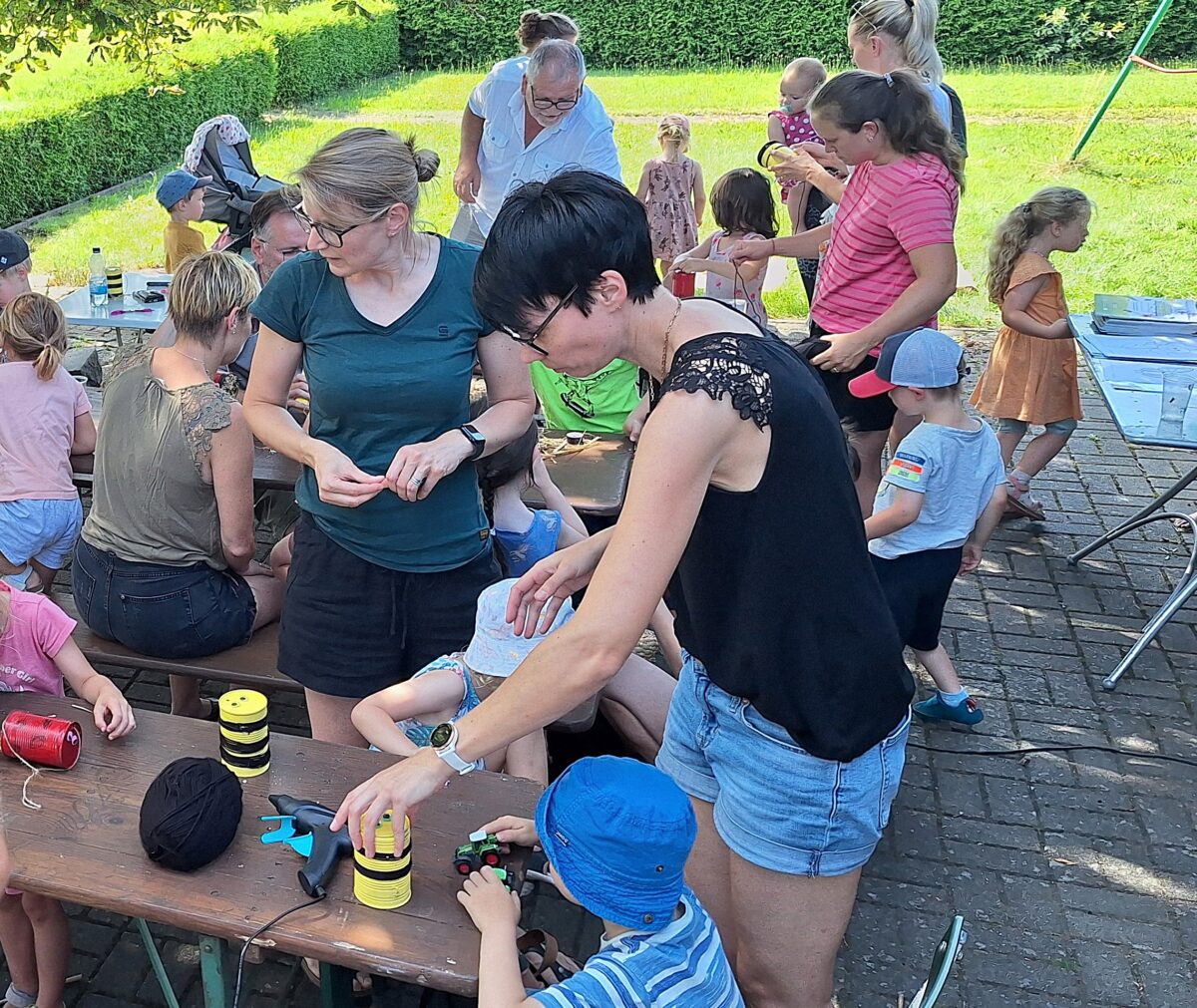 Schirmitzer Kinder bauen Insektenhotels