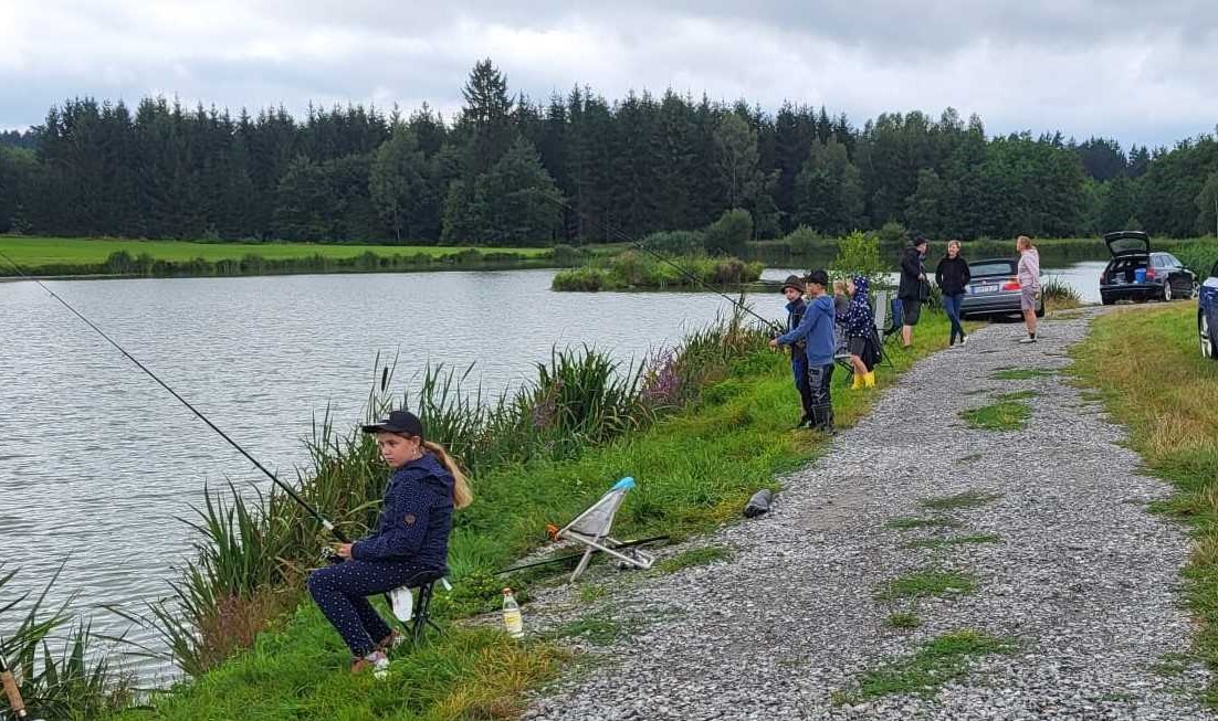 Kinder erleben Natur mit Imkern und Fischern