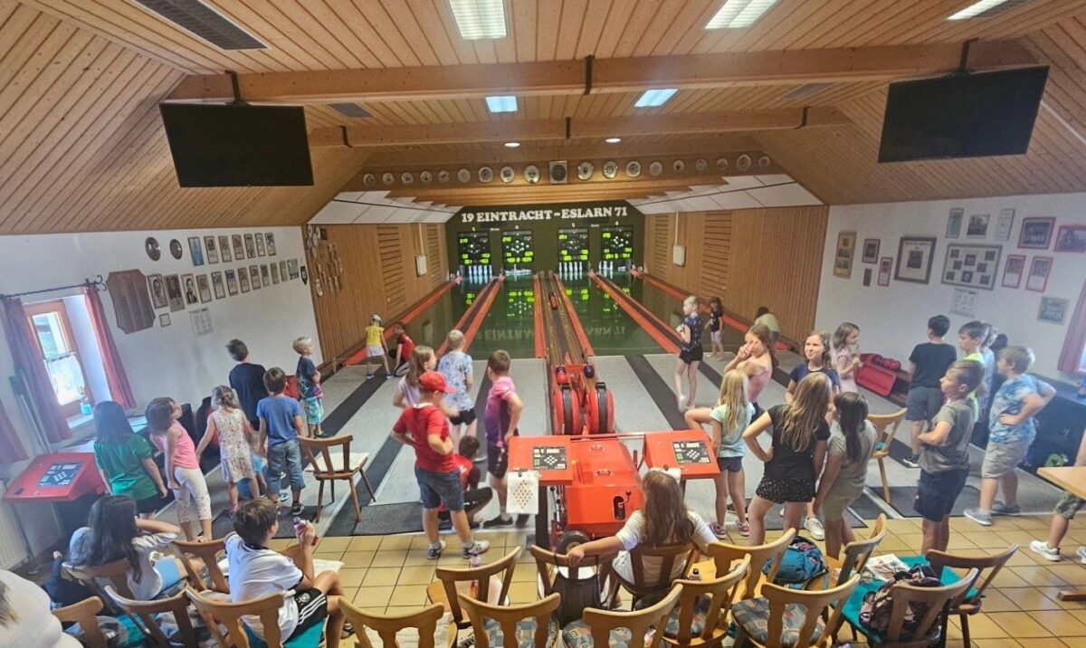 Kinder erobern Kegelbahn beim Ferienprogramm