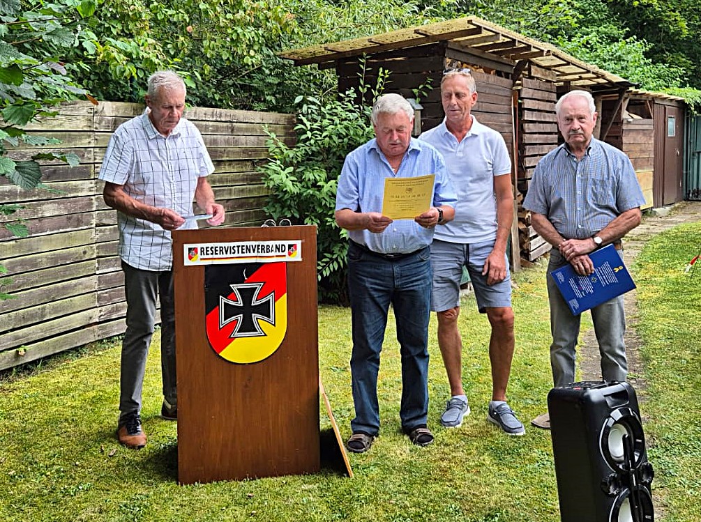 Weidener Reservisten ehren Mitglieder beim Sommerfest
