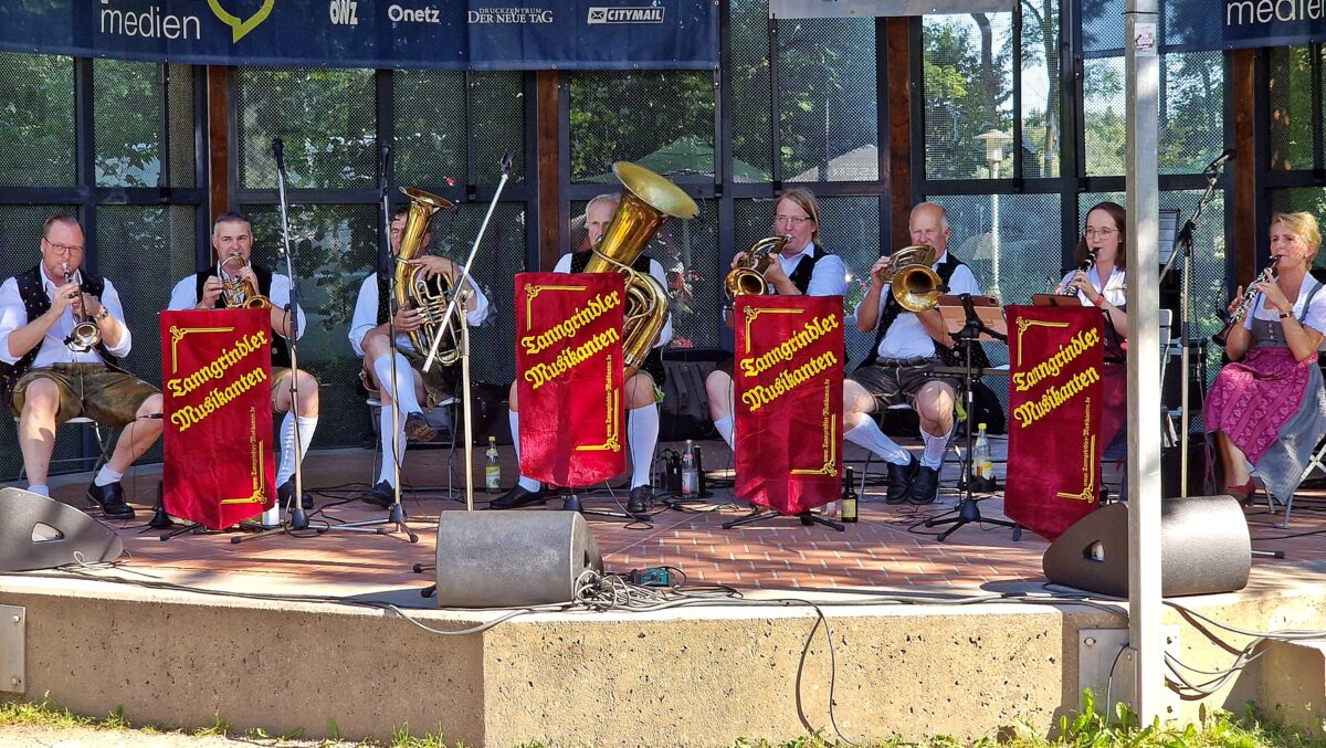 „Bayerisch pur“ in Weiden begeistert mit Humor und Musik
