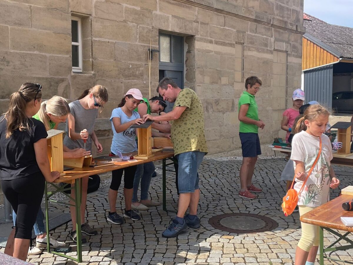 Futterhäuschen bauen von Kindern für Vögel