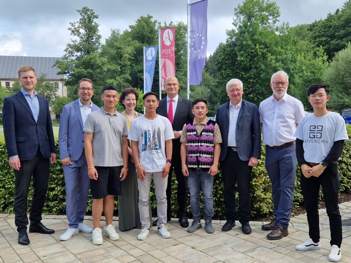Füracker eröffnet Weidener Künstlerausstellung in Erbendorf