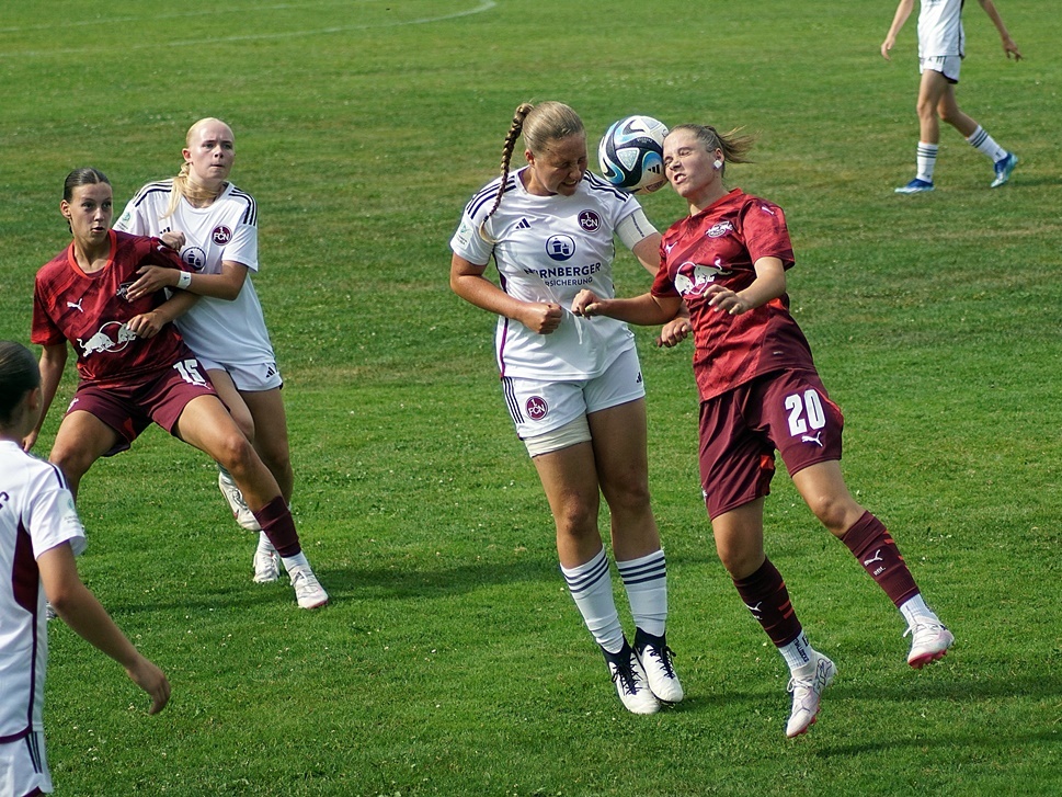 Trainingslager der Club-Juniorinnen mit Testspiel-Highlight in Neustadt am Kulm