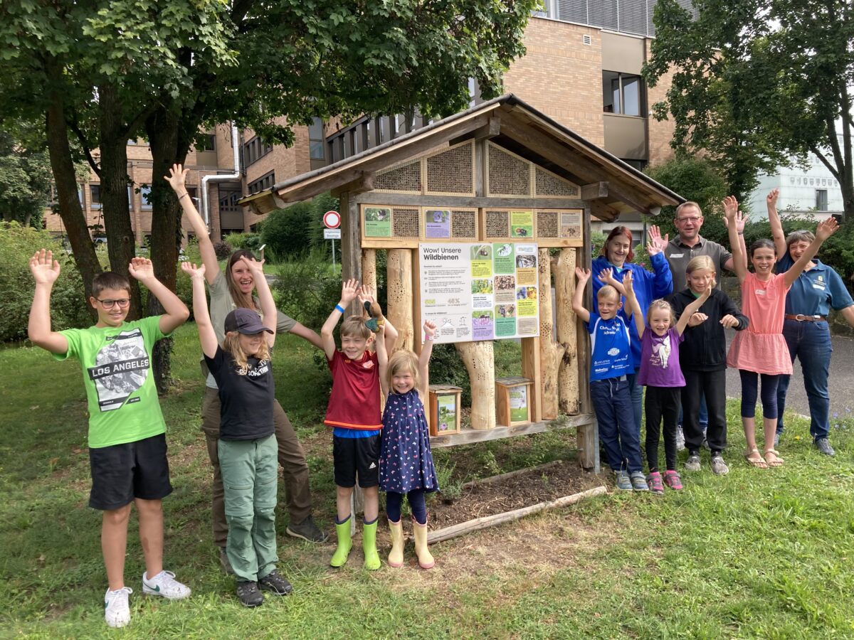 Kinder bauen Wildbienenhotel am Landratsamt Schwandorf