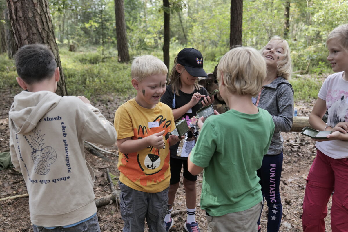 Kinder erkunden Kasernenleben beim Ferienprogramm in Weiden