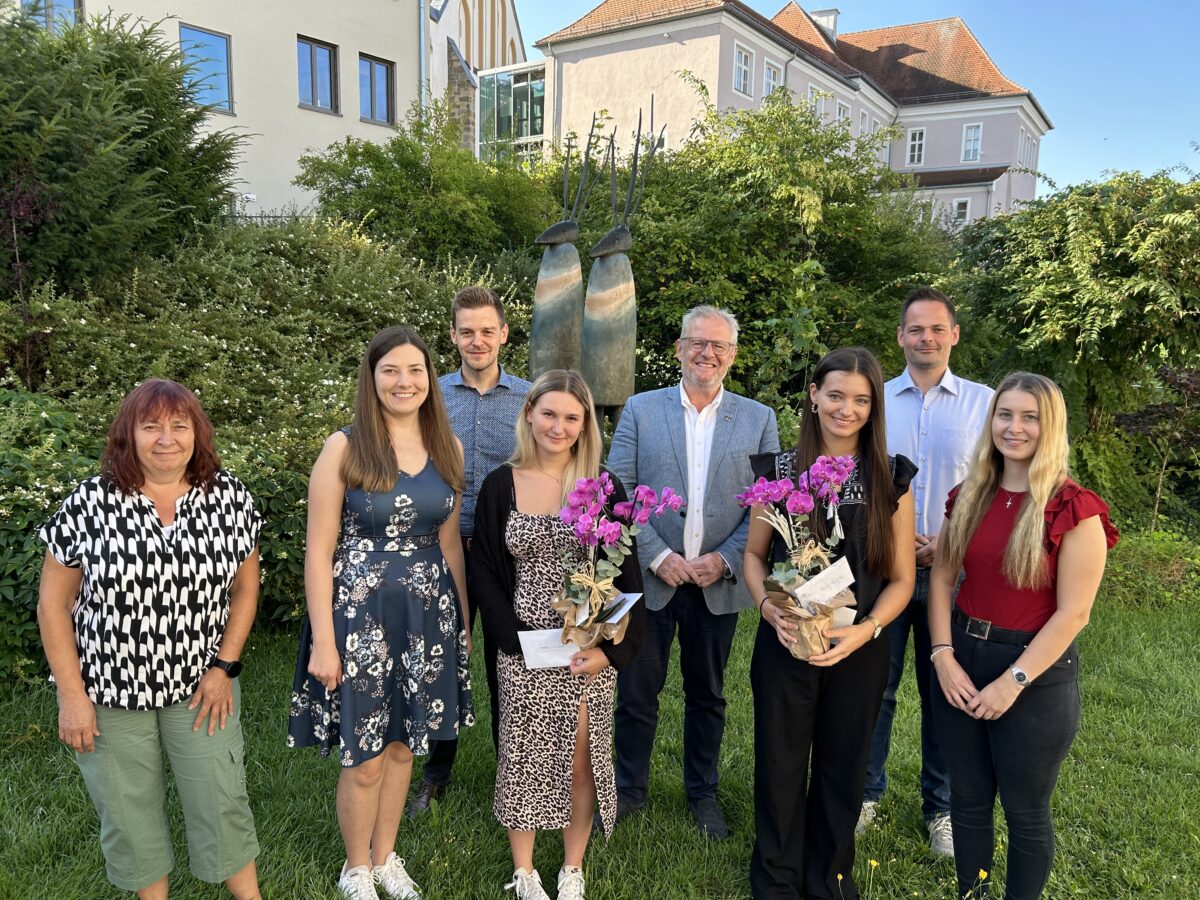 Schwandorf ehrt erfolgreiche Verwaltungsnachwuchskräfte