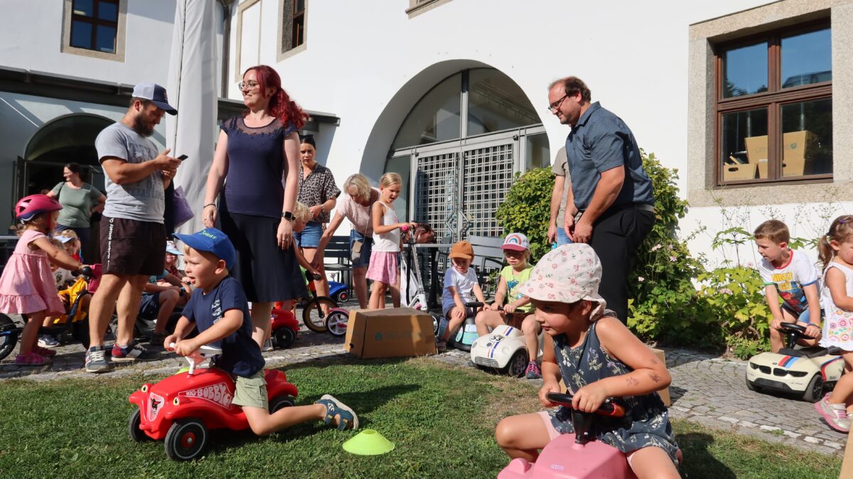 Lauf- und Rutschautos vor der großen Leinwand