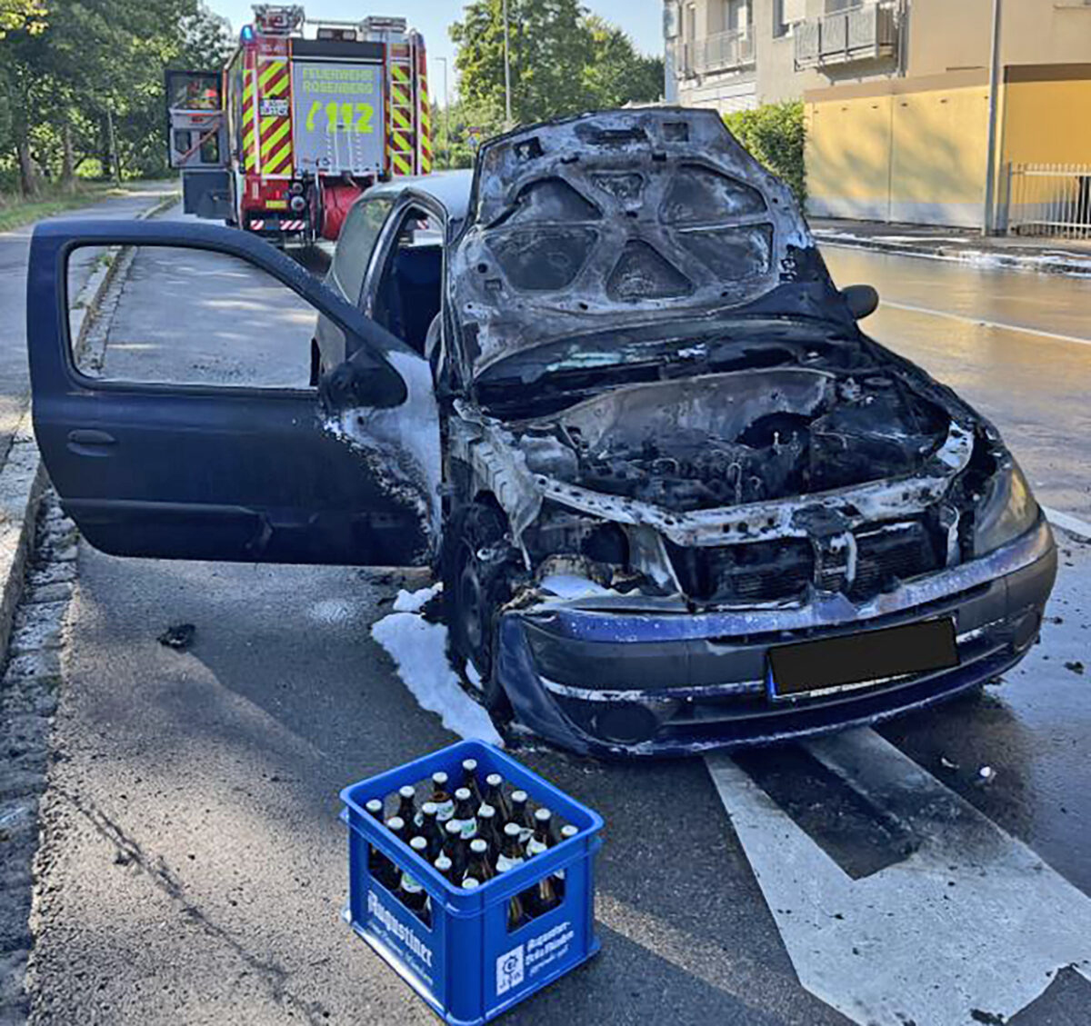 Durstiges Trio: Kiste Bier aus brennendem Renault gerettet