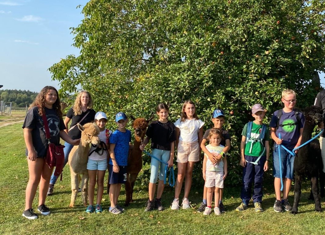 Alpakawanderung begeistert Kinder in Burglengenfeld