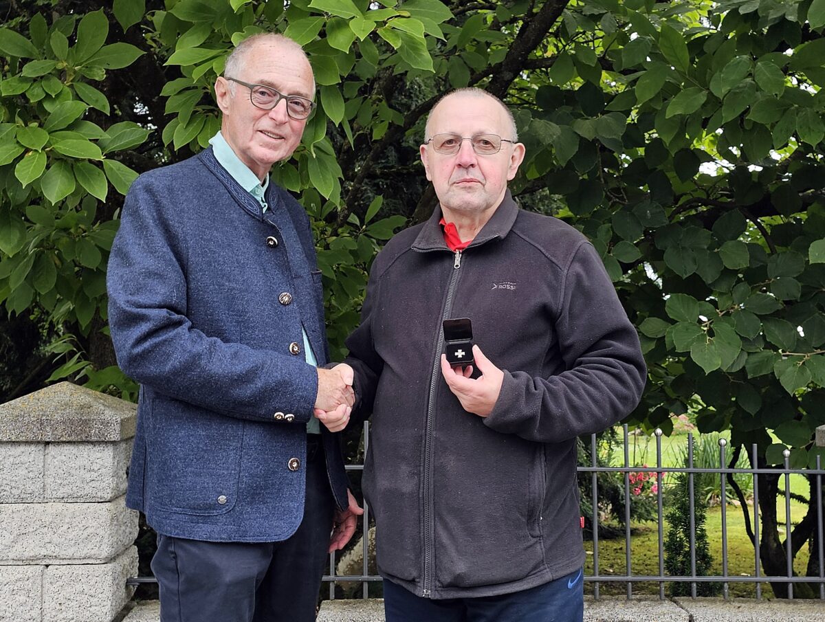 Hans Kick mit Veteranenabzeichen geehrt