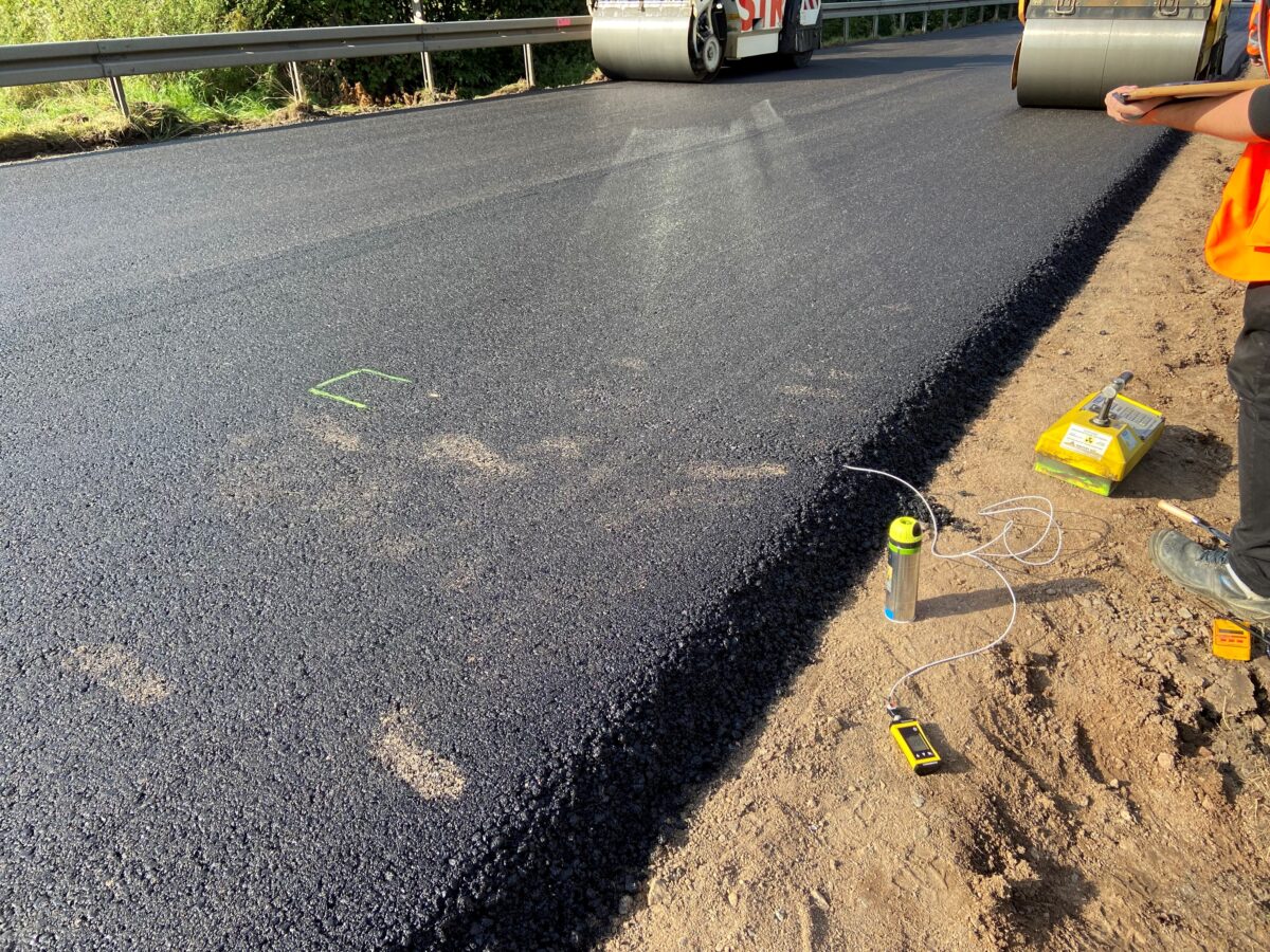 Innovativer Niedrigtemperaturasphalt auf der B 85 getestet