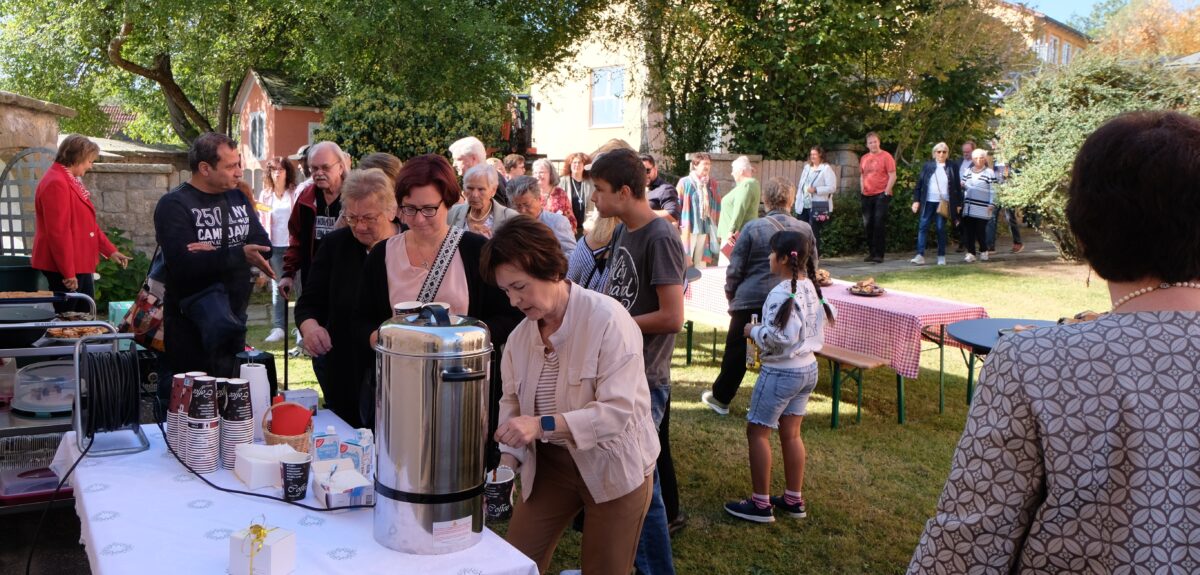 Kirchenkaffee stärkt Gemeinschaft in Floß