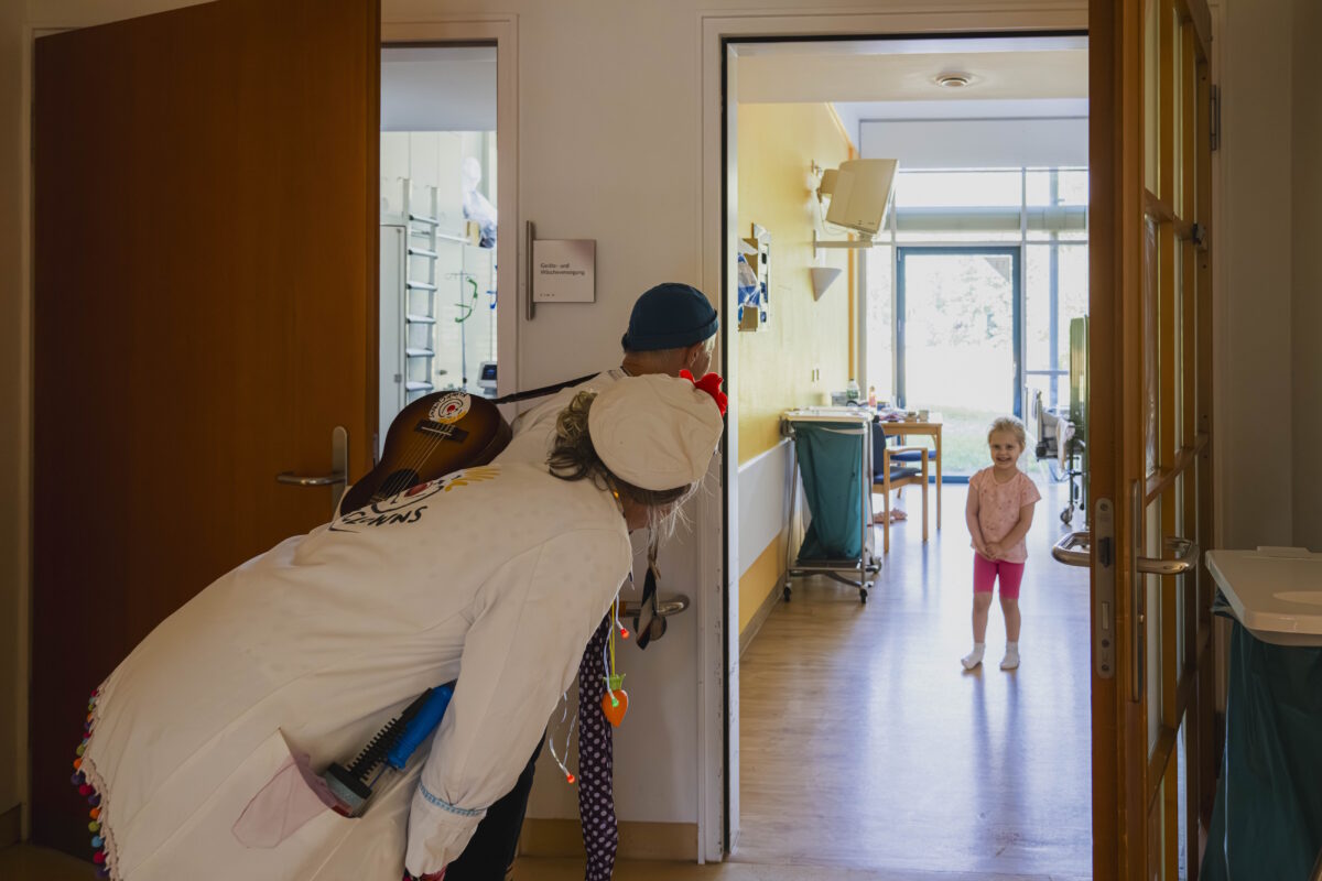 KlinikClowns: Zauberhaftes Lachen in Bayerns Kinderkliniken