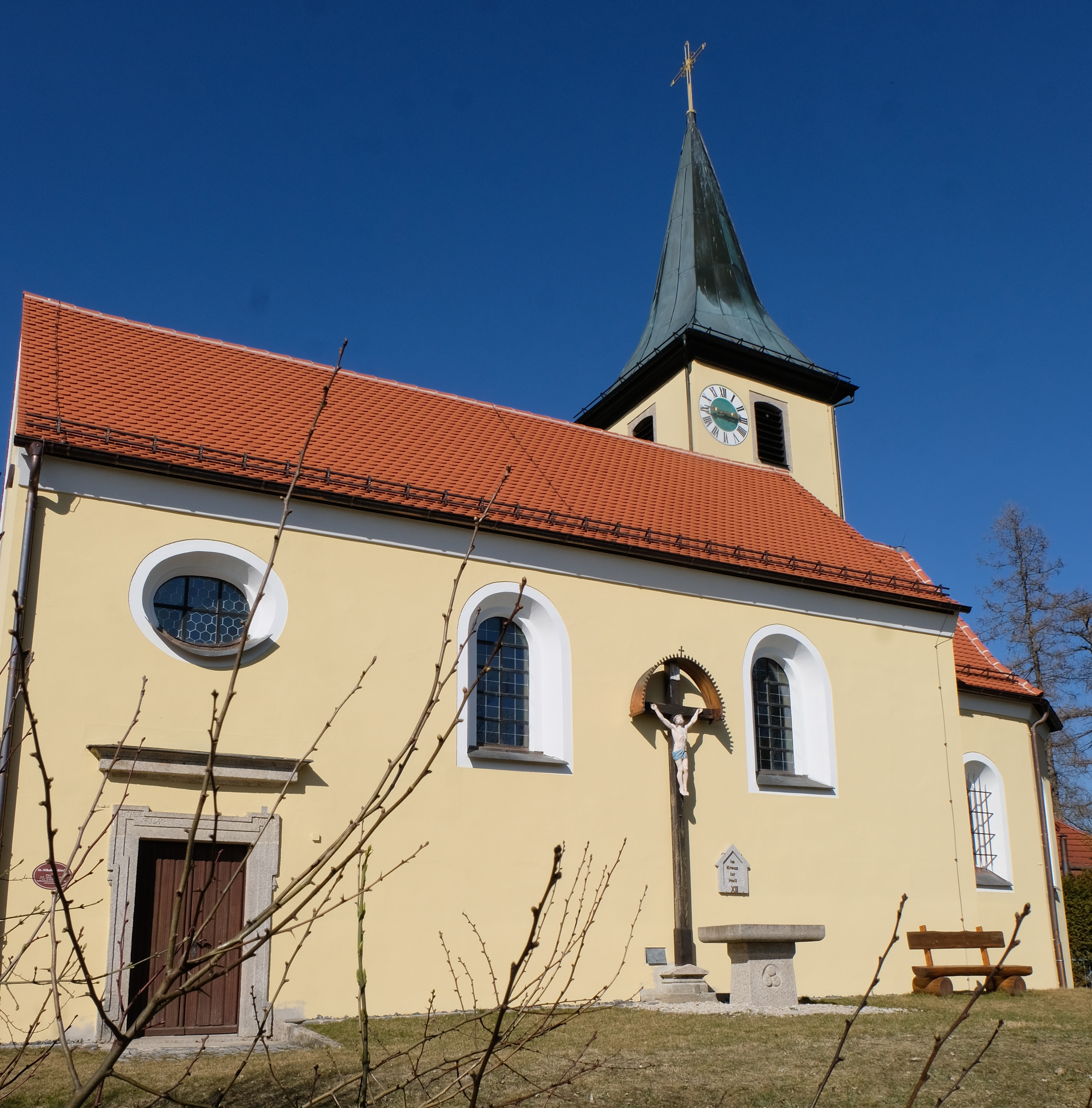 Floß feiert sanierte St. Nikolauskirche