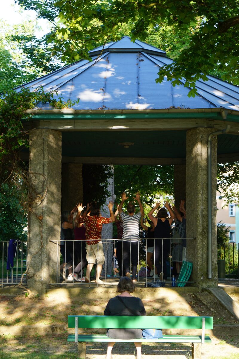 Tanzpavillon im Englischen Garten tanzt in den Herbst