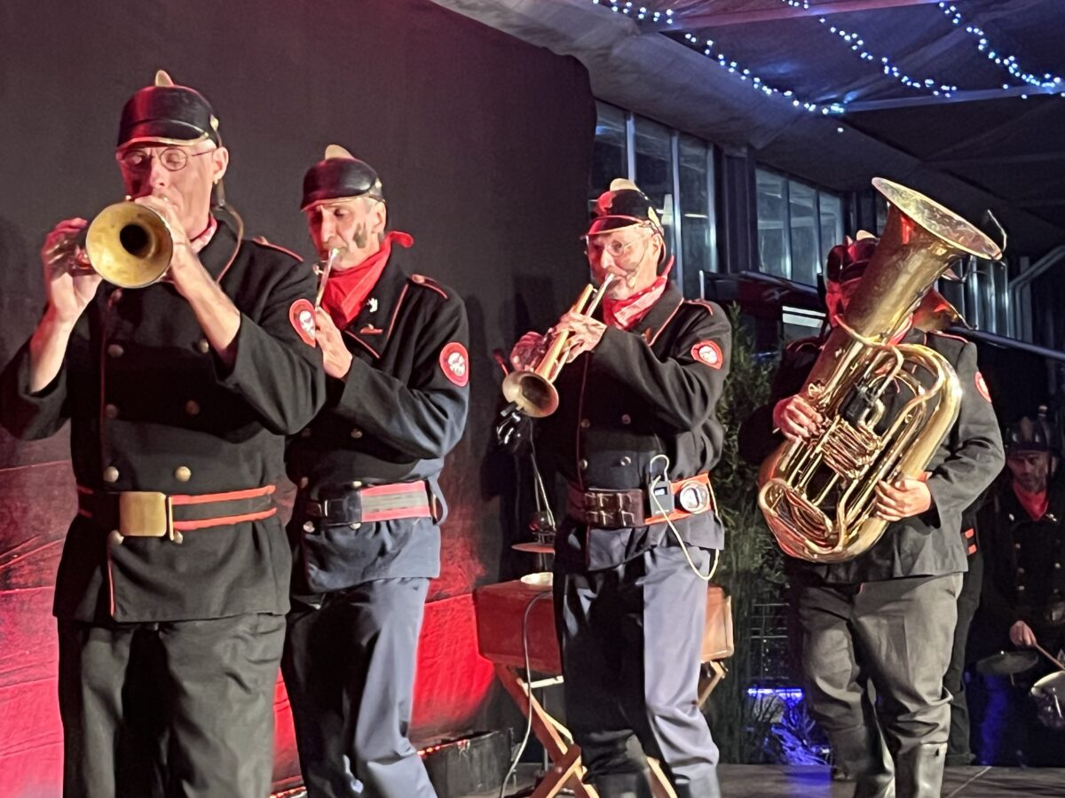 Die Stars der Franken-Fastnacht begeistern 700 Fans im Gütterner „Gwäxhaus“