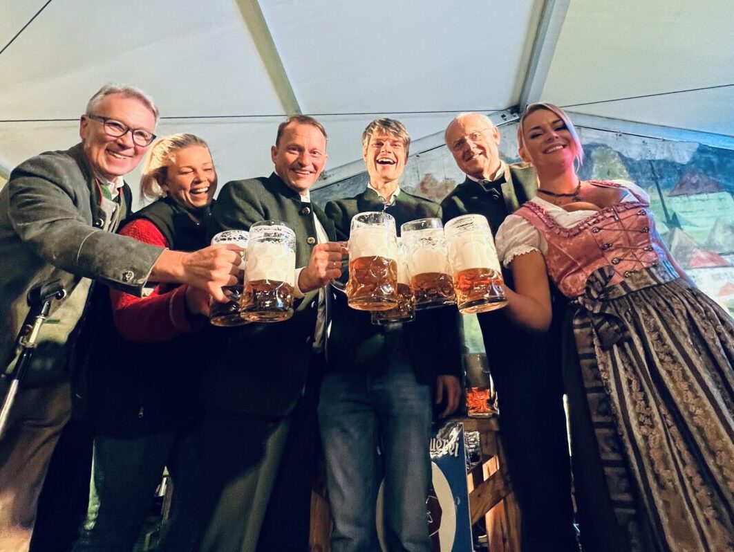 Mit Schirm, Schal und einem Schlag: Das Weidener Volksfest ist eröffnet