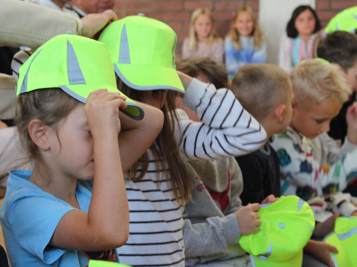 „Sicher zur Schule – Sicher nach Hause“: Ein Stück Stoff kann den Unterschied machen
