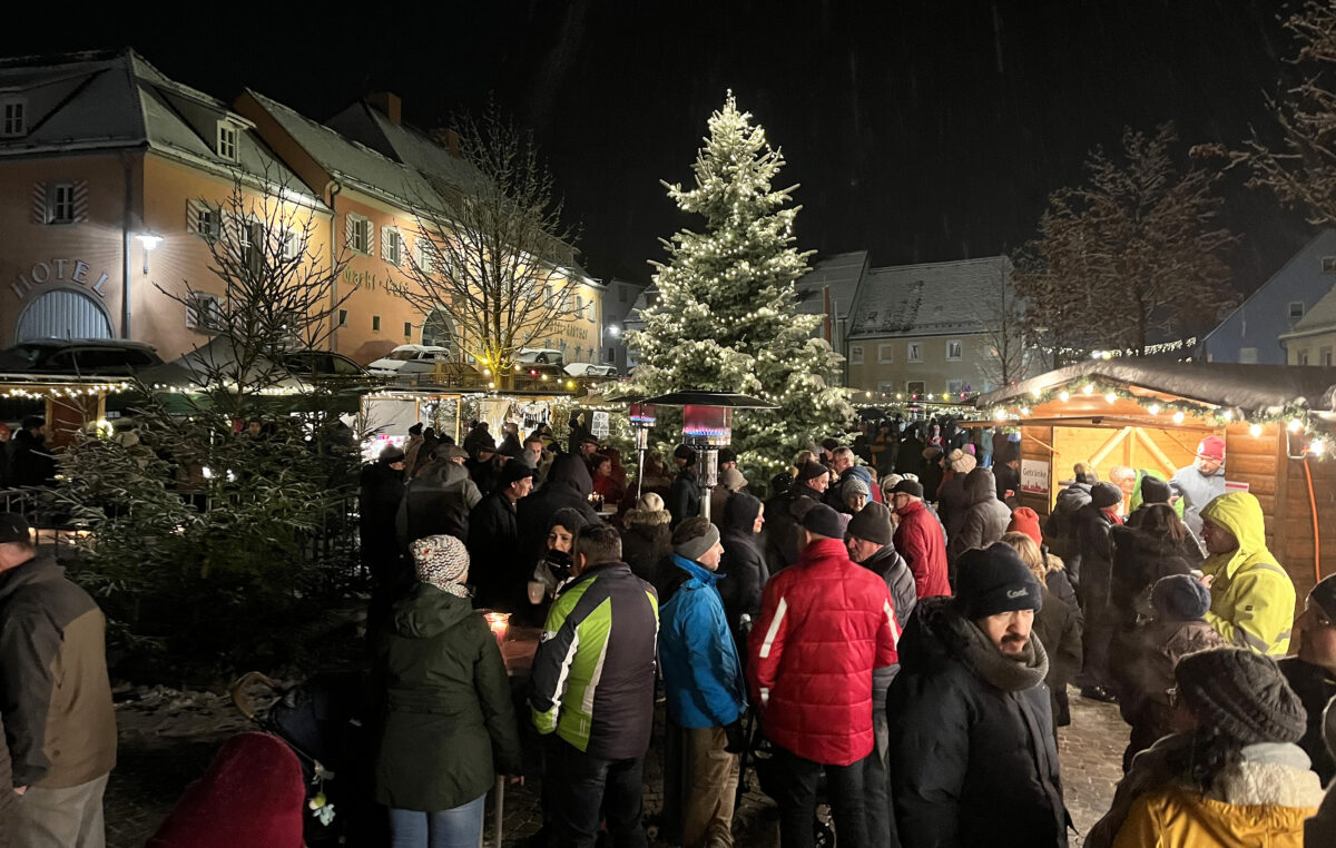 Adventsmarkt in Floß lockt Besucher in vorweihnachtlichen Glanz