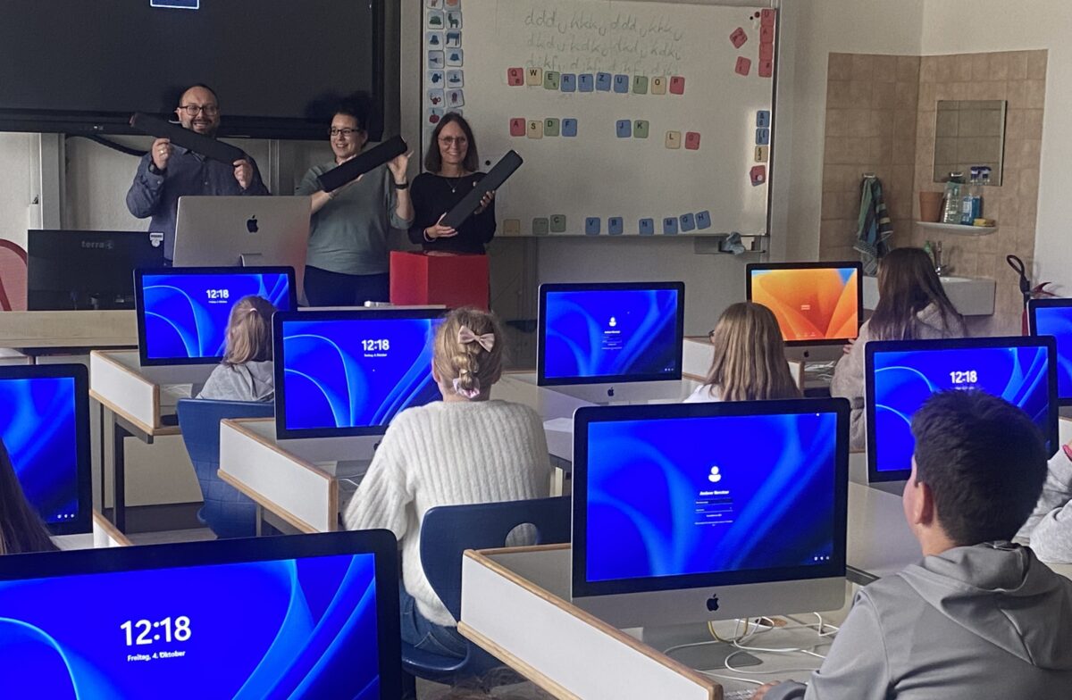 Cherry spendet ergonomische Palmrests an Kemnather Realschule