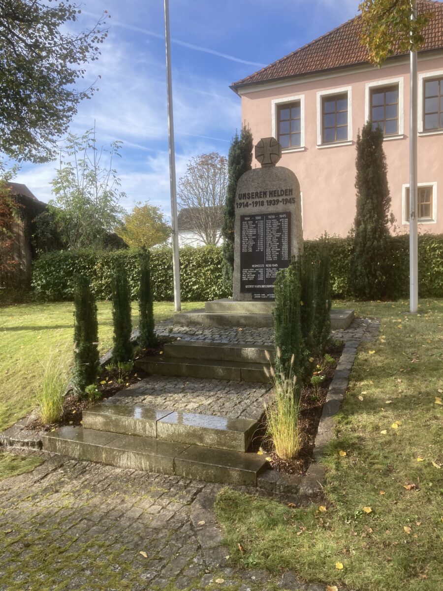 Buchsbaumzündler macht auch vor dem Kriegerdenkmal nicht halt