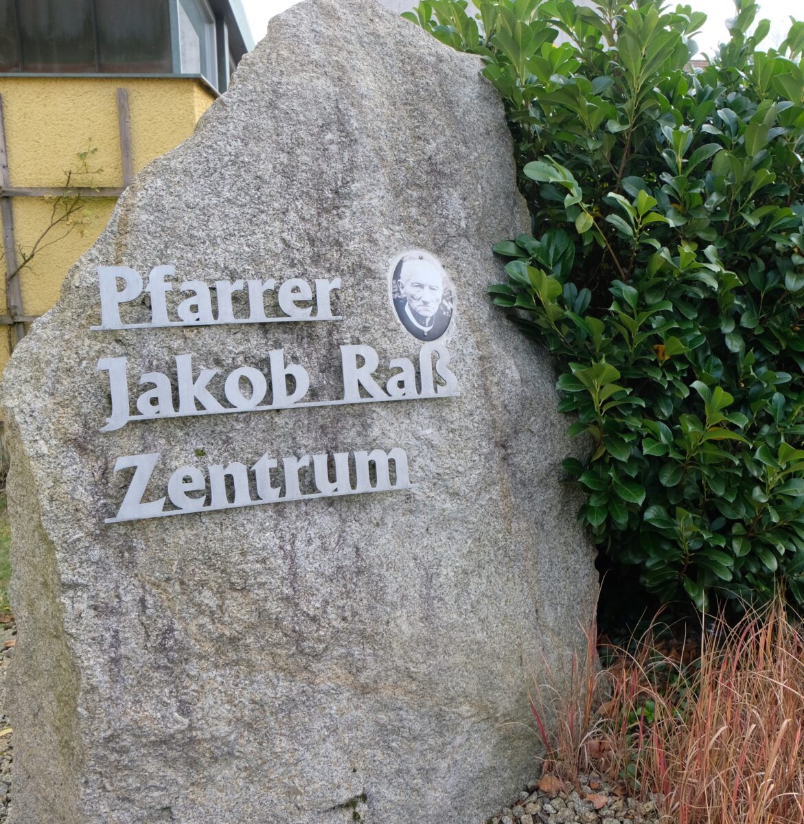 Floß ehrt Pfarrer Raß als prägenden Ehrenbürger