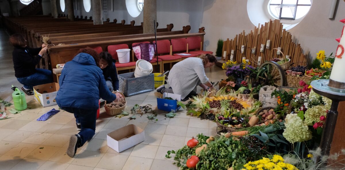 Floßer Gemeinden schmücken gemeinsam Erntedankaltar