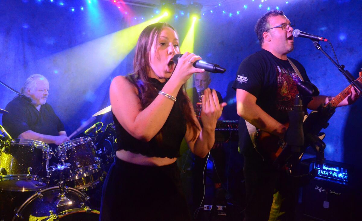 „Grooven Muass“ begeistert Live-Stage-Besucher mit Funkrock