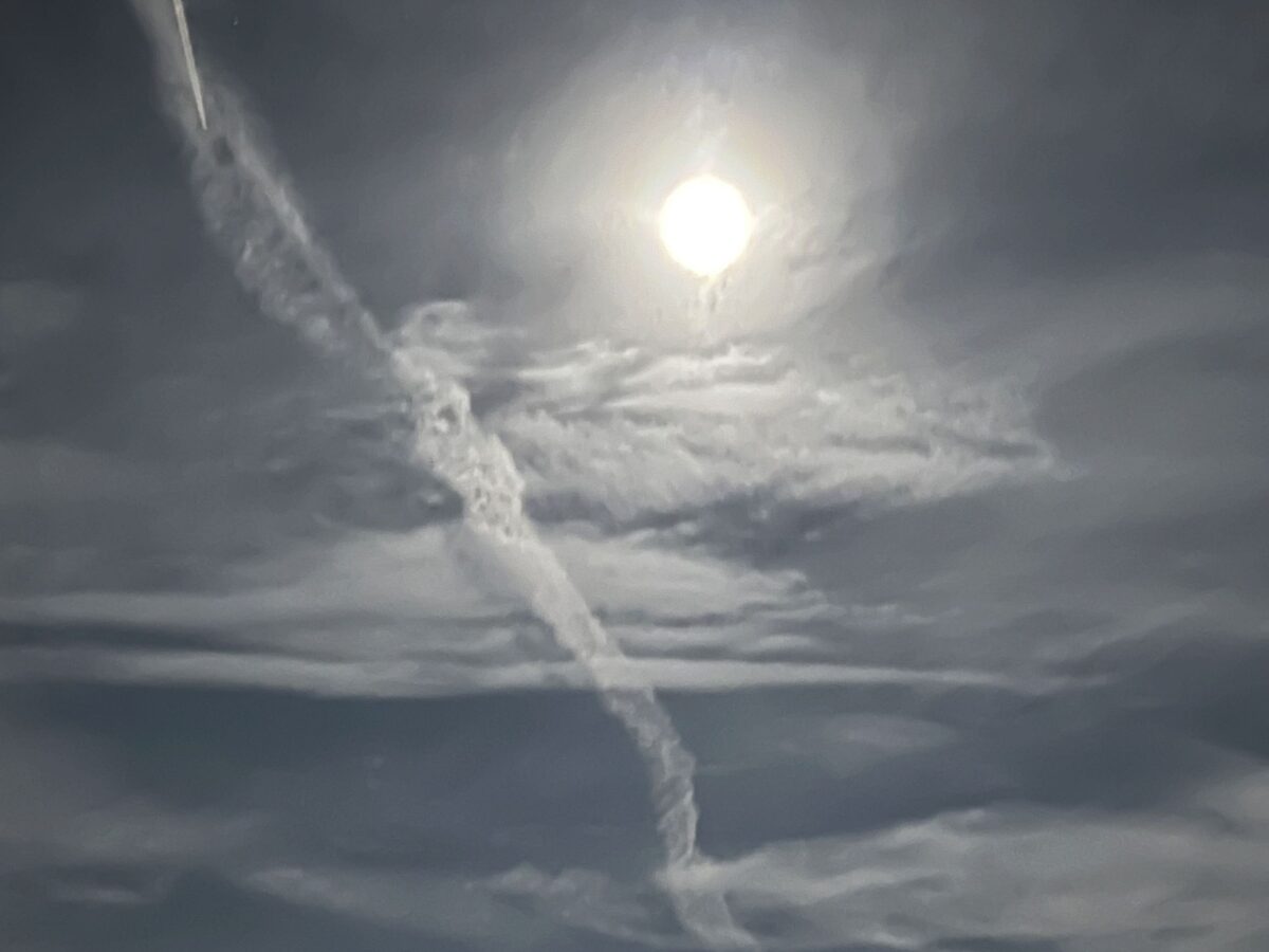 Spektakel am Nachthimmel: Supermond und mystische Wolkenformationen