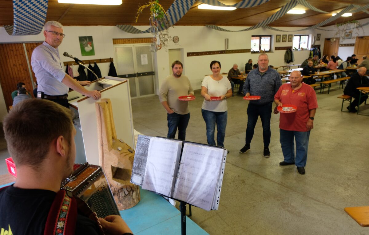 Oktoberfestmarkt der Kleintierzüchter in Floß begeistert Besucher